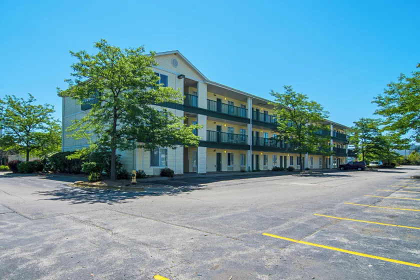 HomeTowne Studios by Red Roof Chicago - Waukegan - Image 1