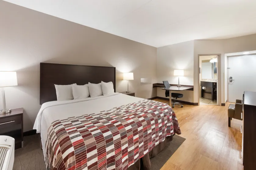 Red Roof Inn & Suites Columbus - West Broad - Image 1