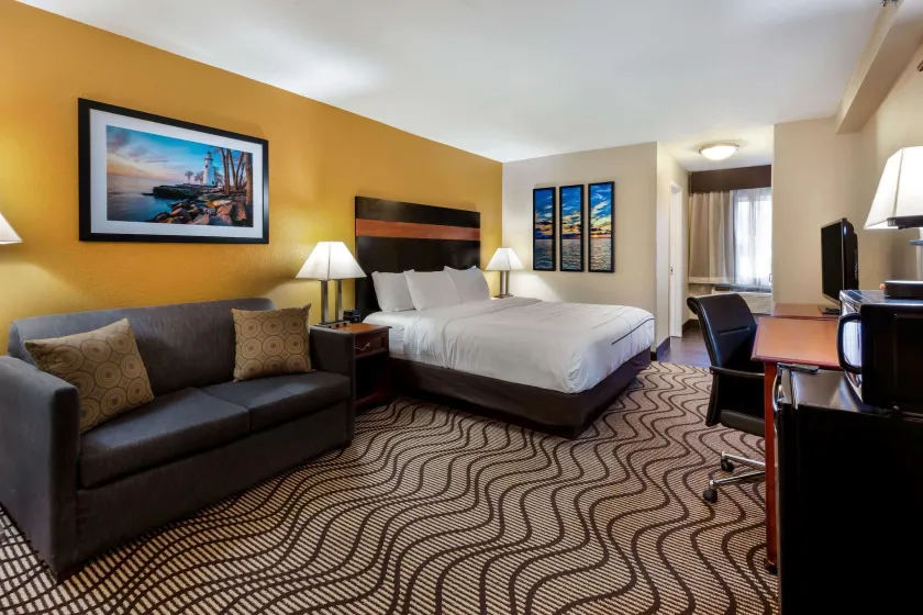La Quinta Inn by Wyndham Sandusky near Cedar Point - Image 1