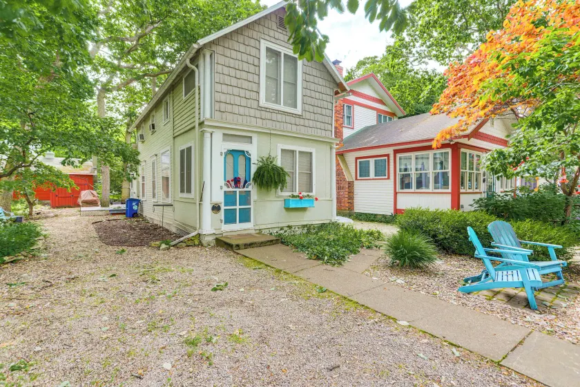 Walk to Lake: Historic Lakeside Marblehead Cottage - Image 1