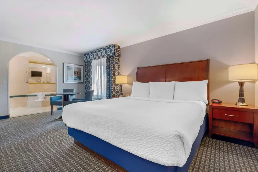 Best Western Plus Marina Shores Hotel - Image 1