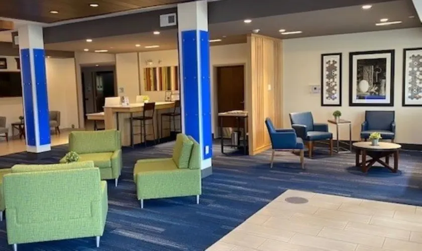 Holiday Inn Express & Suites Warrensburg North by IHG - Siddeområde i lobbyen