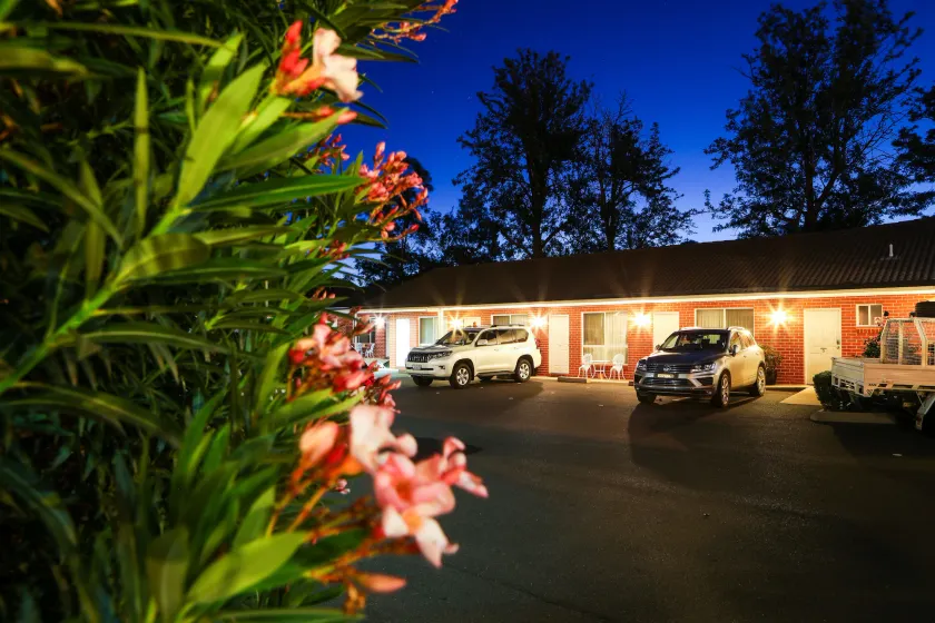 Akuna Motor Inn and Apartments - Image 1