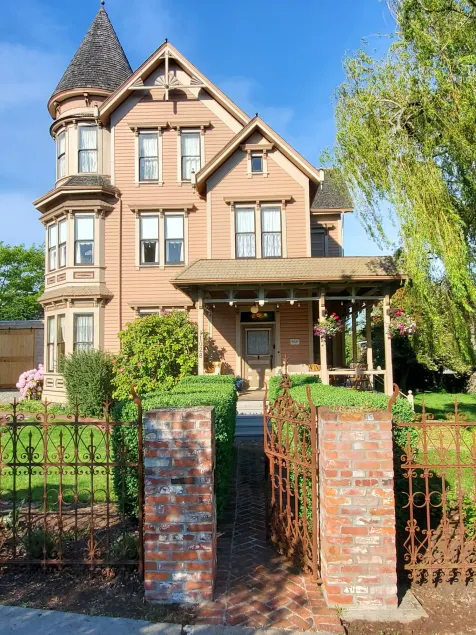 Adams Pragge House - Victorian Bed & Breakfast - Image 1
