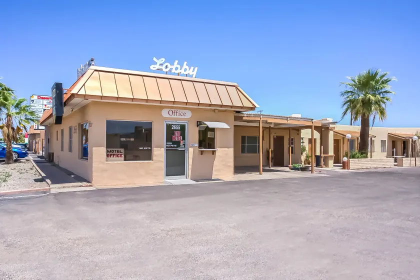 OYO Hotel Yuma AZ - I-8 US-95 - Image 1