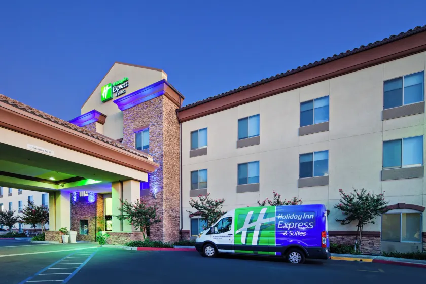 Holiday Inn Express & Suites Clovis Fresno Area by IHG - Image 1