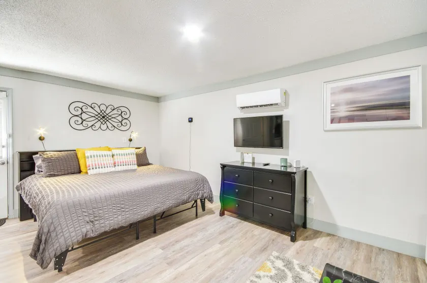 Sleek & Cozy Greenwood Studio Cottage! - Image 1