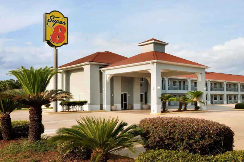 Super 8 by Wyndham Lake Charles Northeast - Image 1
