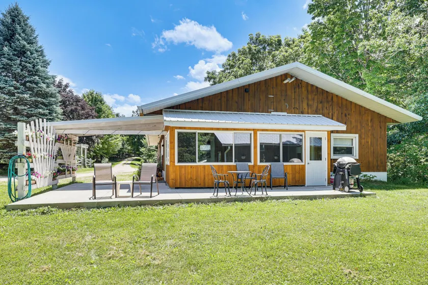 La Crescent Cottage on Minnesota Bluffs w/ View! - Image 1
