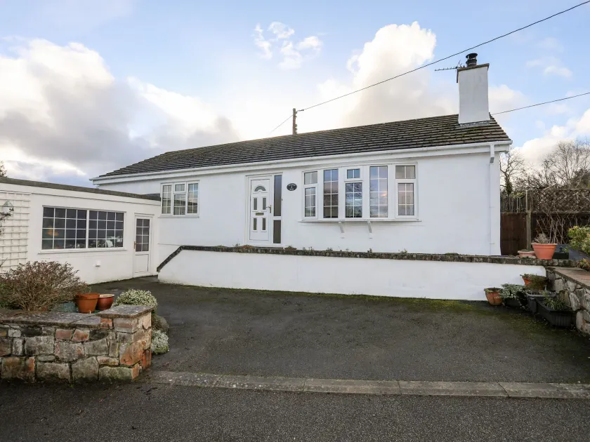 Neaudd Wen - Image 1