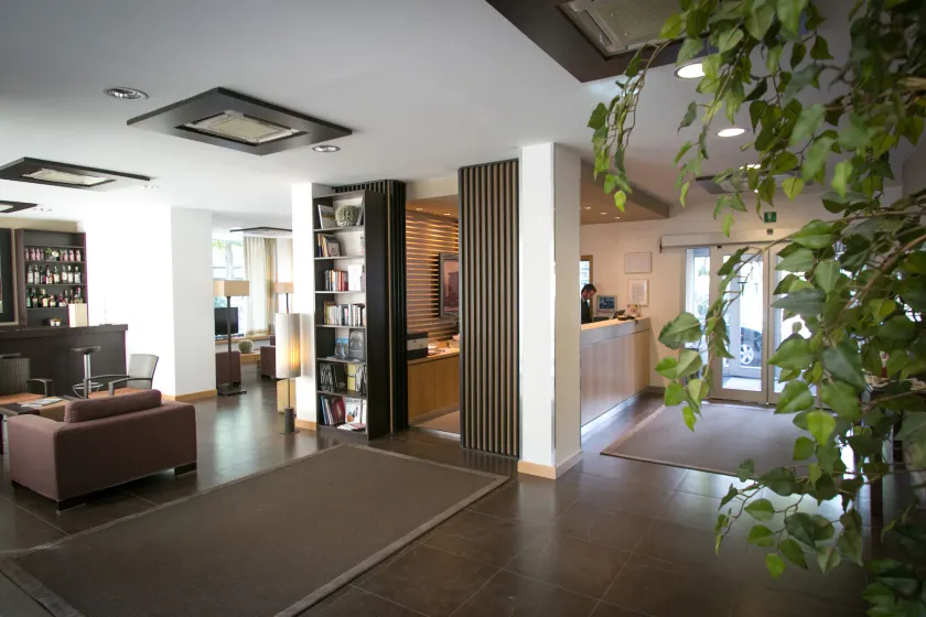 Hotel Touring - Lobby