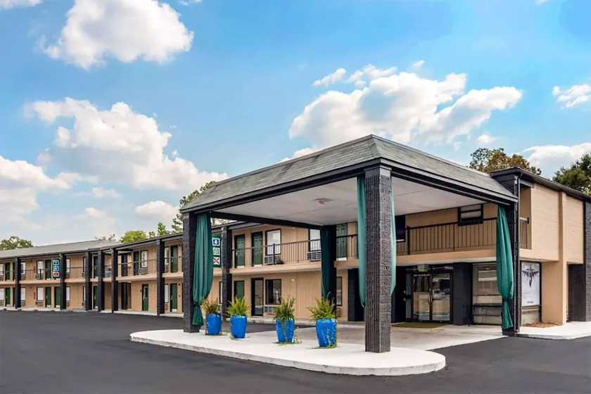 Super 8 by Wyndham Daleville-Fort Novosel - Image 1