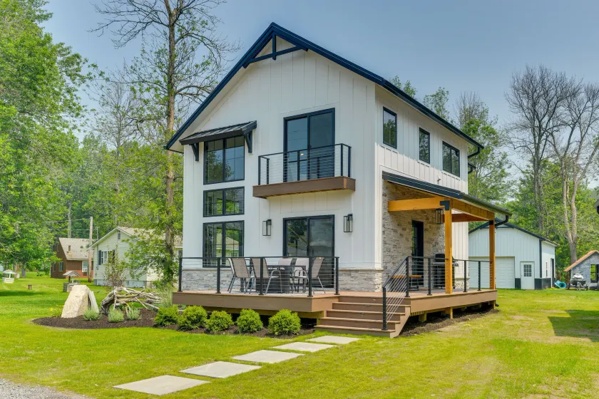Spacious Lake Ontario Getaway: Steps to Beach! - Image 1