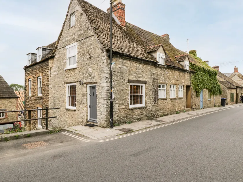 Corner Cottage - Image 1