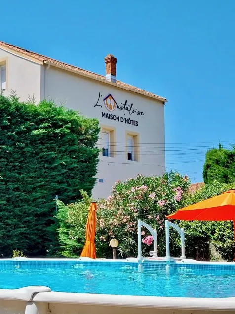 L'Oustaloise - Chambres et table d'hôtes prés de Béziers- Alex est cuisinier de métier- Piscine avec transats et parasols terrasse parking privé et garage à vélos motos- Labellisée Accueil vélo et Vignoble et découverte - Image 1