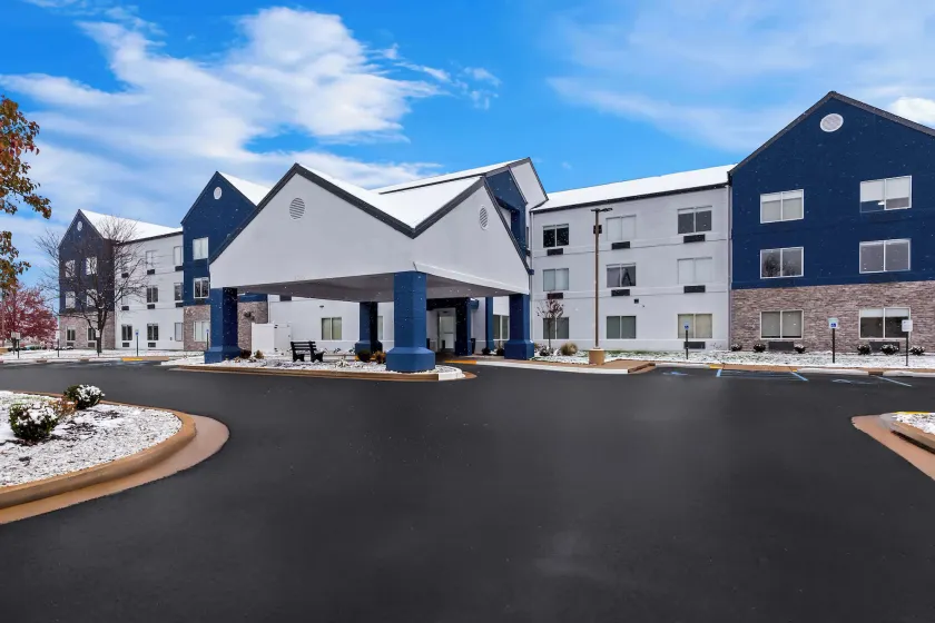 Best Western Plus Fenton - Image 1