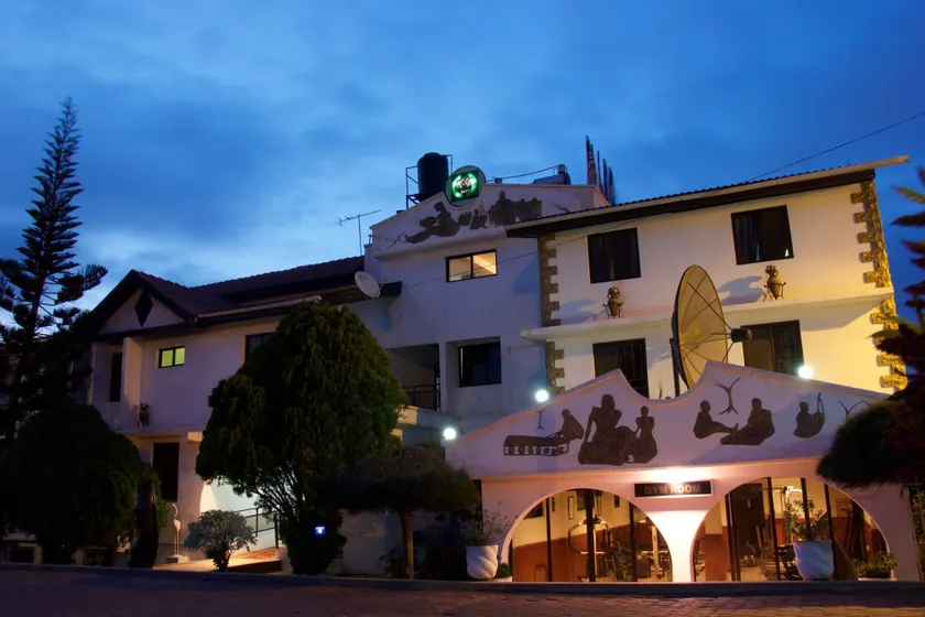 Hill View Hotel McCarthy Hills - Image 1