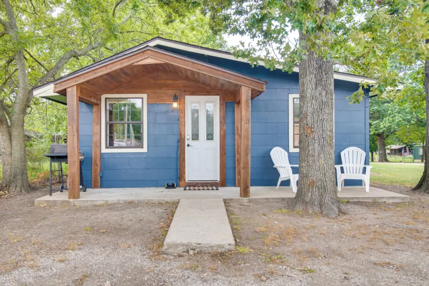 Half-Mi to Marina: Pet-Friendly Disney Home - Image 1