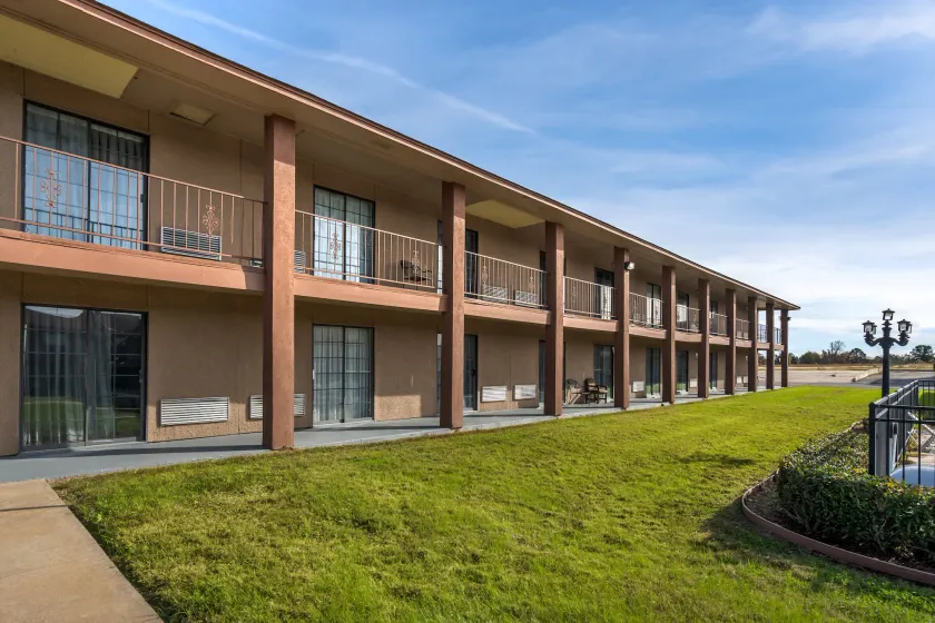 Red Roof Inn & Suites Sulphur Springs - Image 1