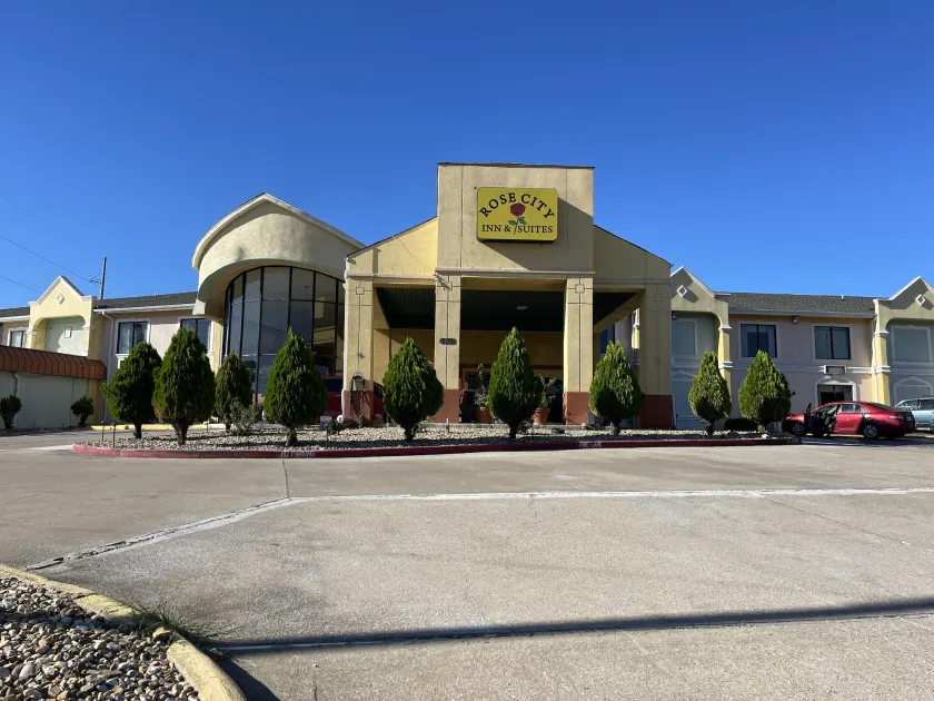 Rose City Inn & Suites - Image 1