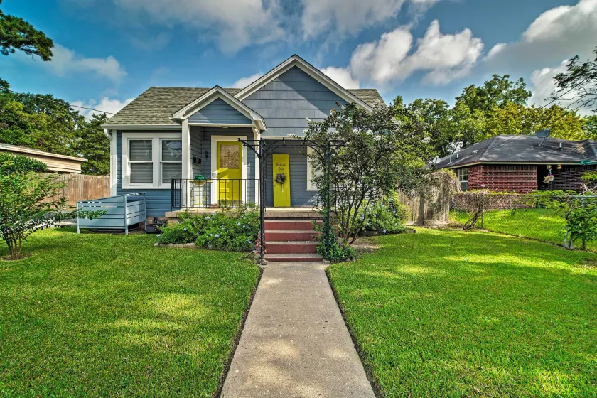 Pet-Friendly Brenham Cottage w/ Yard! - Image 1