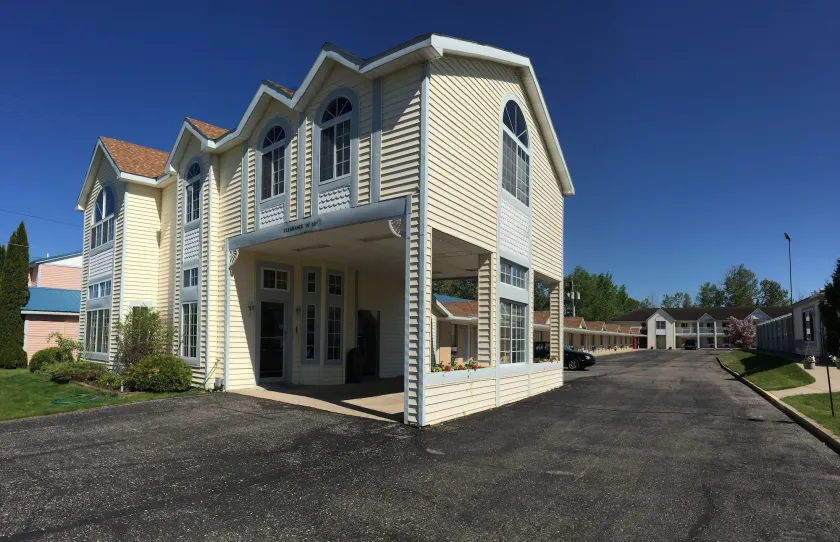 Thunderbird Inn of Mackinaw City - Image 1