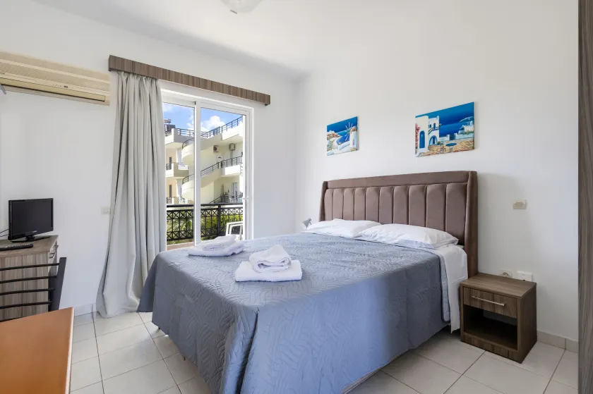 Johnhara Studios & Apartments - Image 1