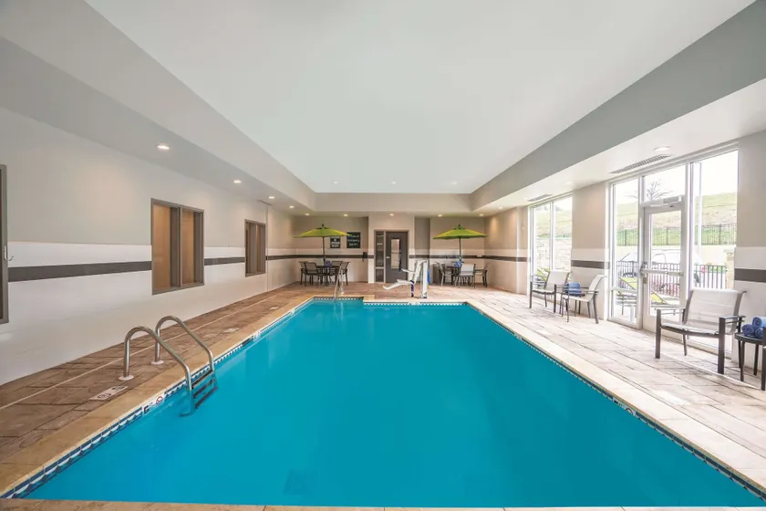 La Quinta Inn & Suites by Wyndham Cleveland near Lee Univ - Image 1
