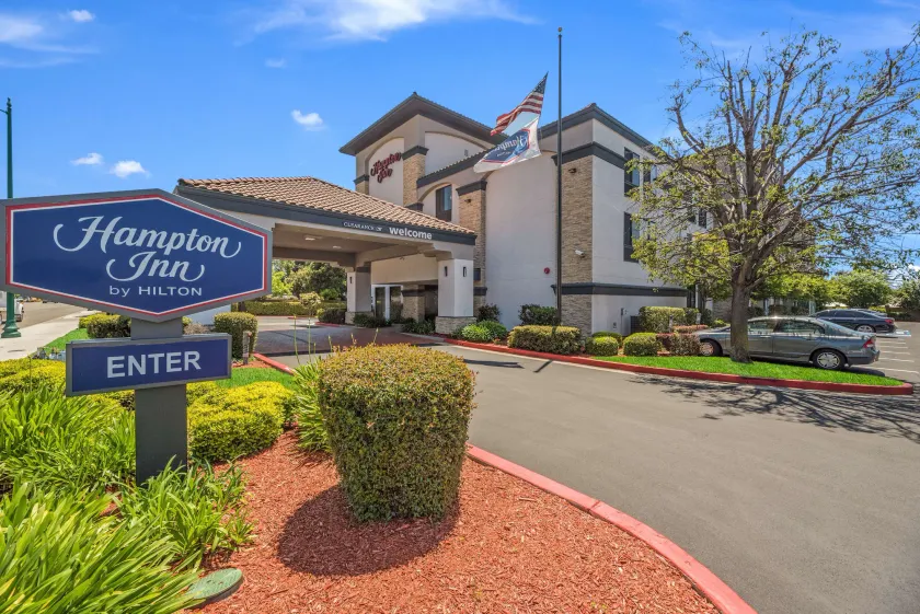 Hampton Inn Oakland-Hayward - Image 1