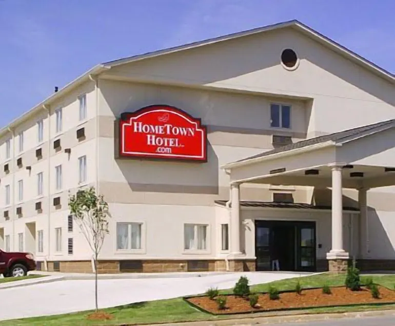 HomeTown Hotel Bryant - Image 1