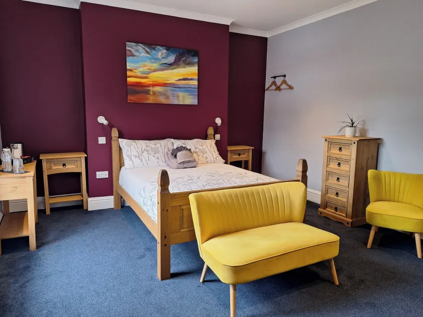 Room-comfortable and Spacious Double En- - Image 1