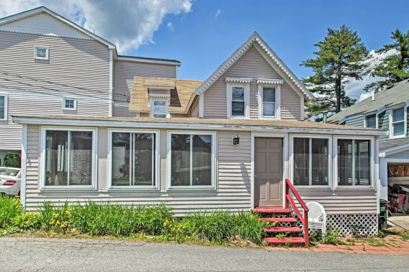 Bayside Weirs Beach Cottage < Half Mile to Pier! - Image 1