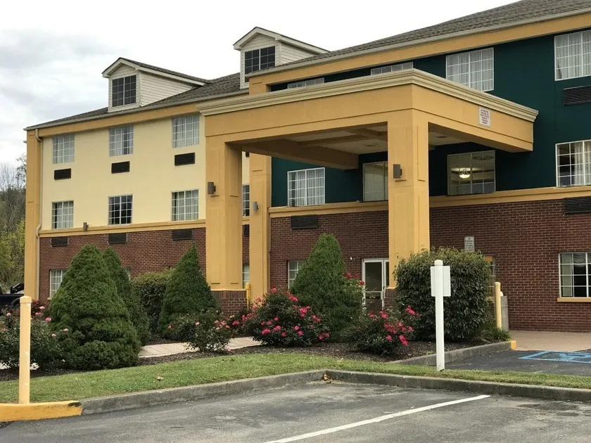 Days Inn by Wyndham Norton - Image 1