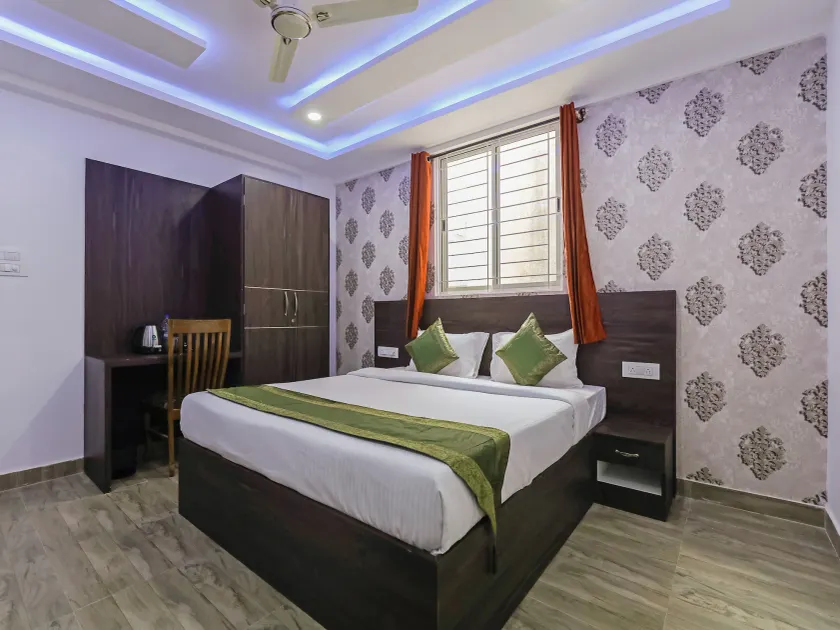 Townhouse OAK SRK White Inn Near Ragigudda Sri Prasanna Anjaneyaswamy Temple - Image 1