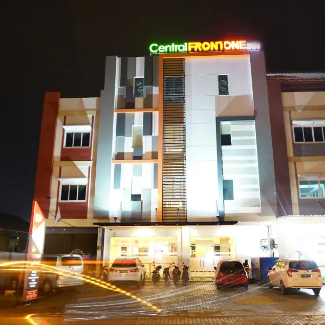 Central Front One Inn Jakarta Airport - Image 1