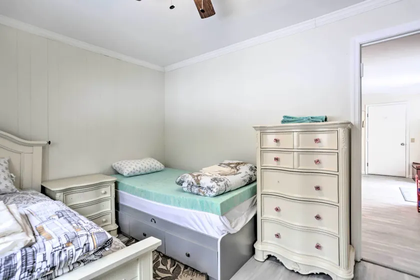 Large Greeley House w/ 2 Game Rooms + Yard! - Intérieur