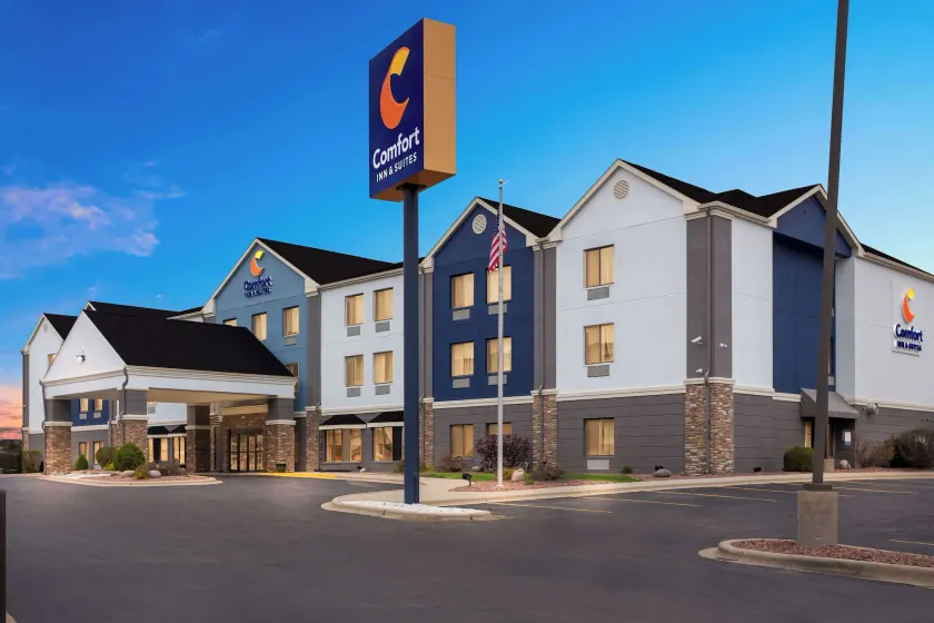 Comfort Inn & Suites Kenosha-Pleasant Prairie - Image 1