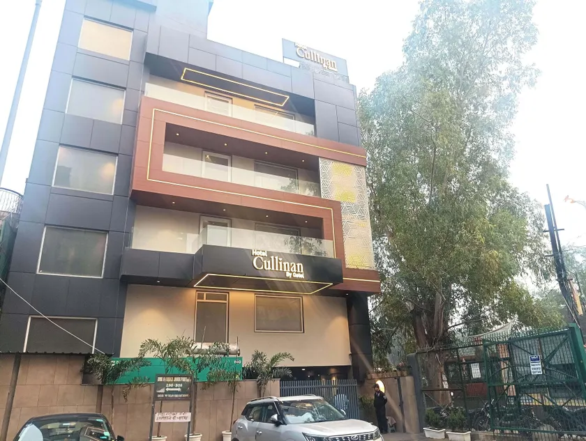 Qotel Signature Coleman Janakpuri Near District Centre & Pacific Mall - Image 1
