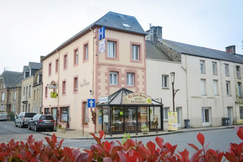 Logis Hôtel et Restaurant La Tour Brette - Image 1