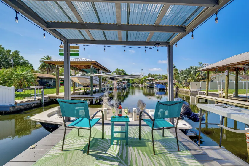 NY! Färgglada Canalfront Home w / Boat Dock & Yard! - Image 1