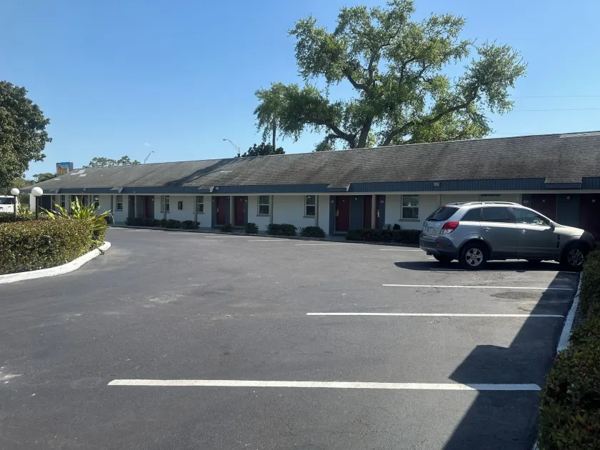 Tropical Palm Motel - Image 1