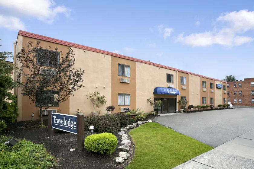 Travelodge by Wyndham Cleveland Lakewood - Image 1