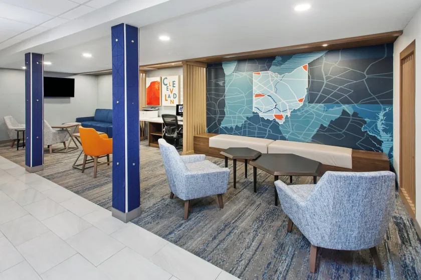 Holiday Inn Express Cleveland Airport - Brook Park by IHG - Sittområde i lobbyn