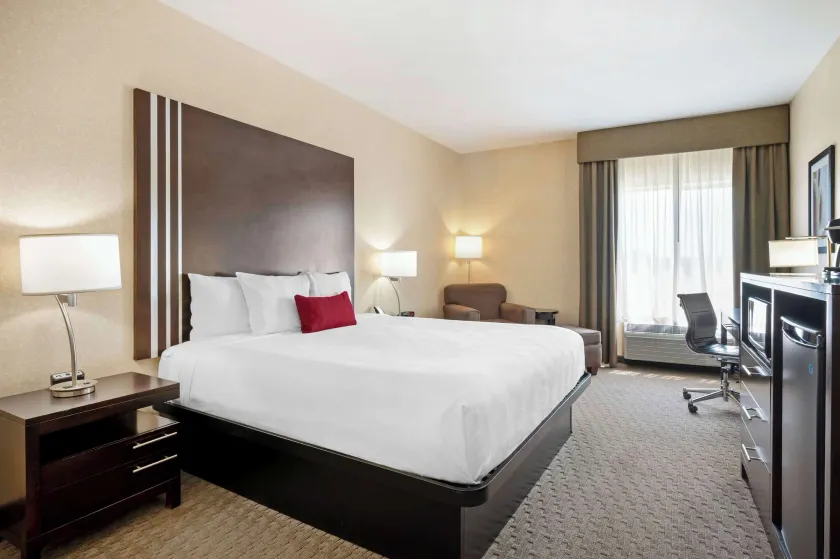 Best Western Plus Howe Inn - Image 1
