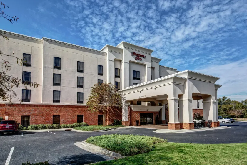 Hampton Inn Jacksonville-Anniston Area - Image 1
