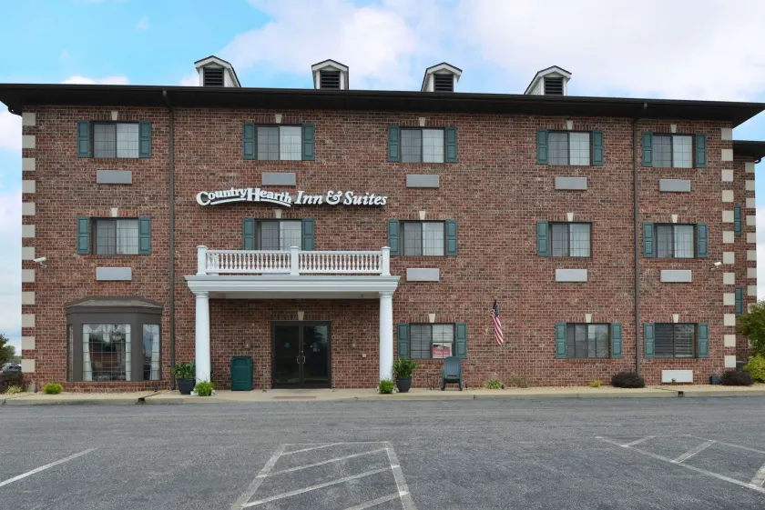 Country Hearth Inn & Suites Edwardsville - Image 1