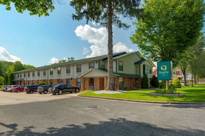 Quality Inn Lee - Image 1