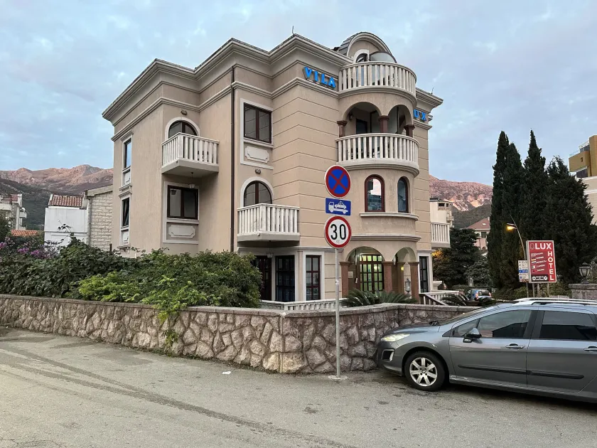 Vila Lux Hotel - Image 1