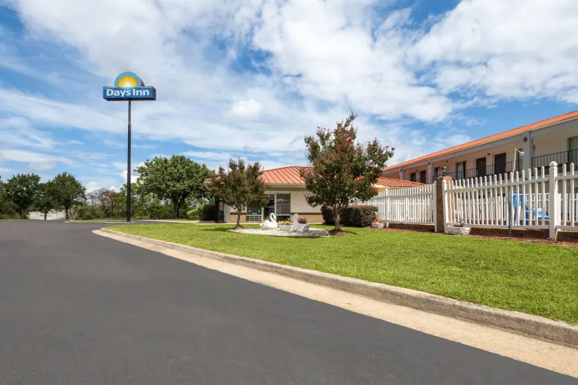 Days Inn by Wyndham Augusta Wheeler Road - Image 1