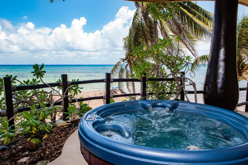 El Taj Oceanfront and Beachside Condo Hotel - Image 1